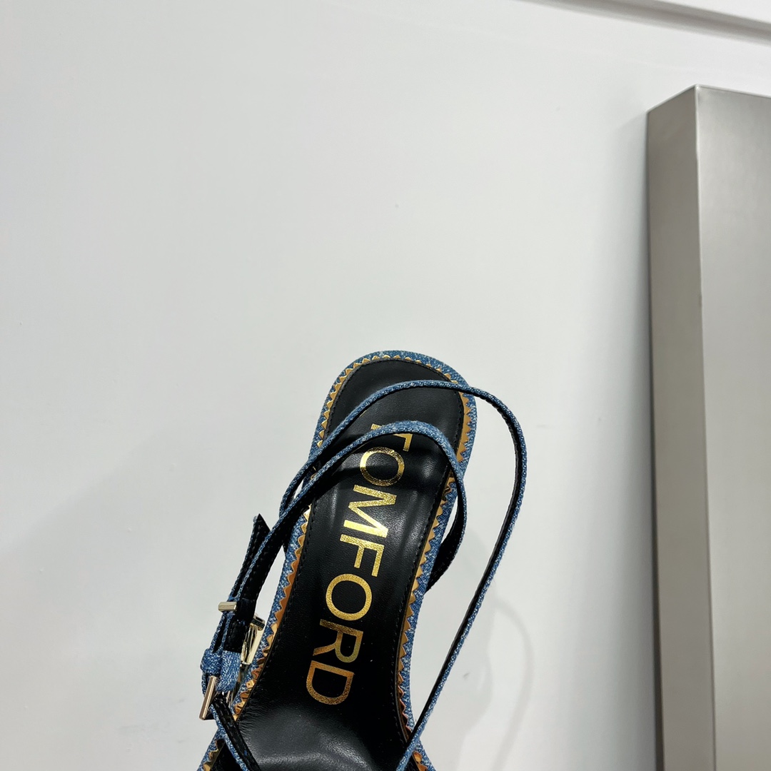 𝒕𝒐𝒎𝒇𝒐𝒓𝒅 𝟐𝟎𝟐𝟐/𝐒𝐒 𝐧𝐞𝐰 TF Tom Ford Gold Heel Padlock Sandals