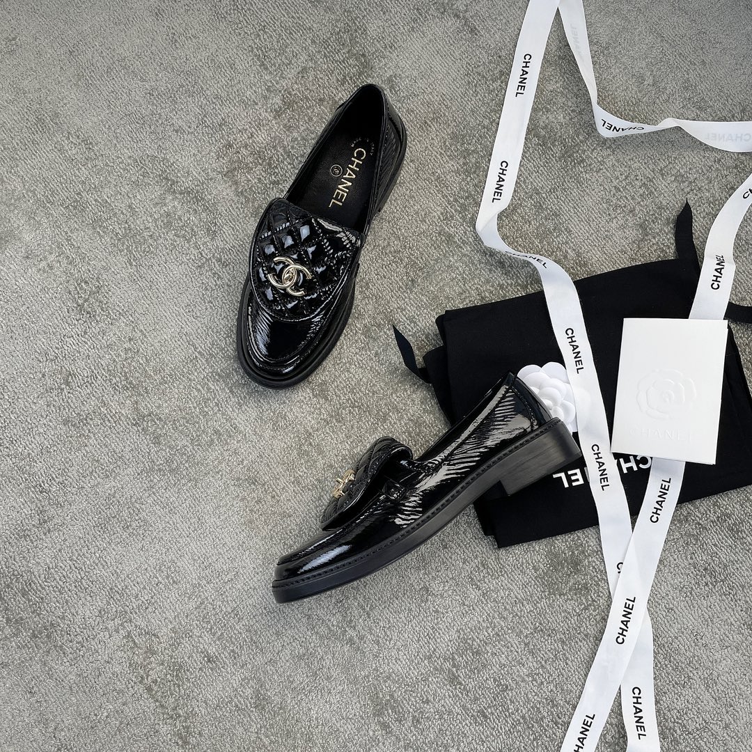 CHANEL a little retro with a flip-flop design through the dye leather sole