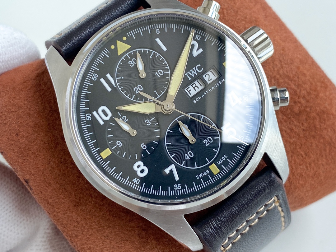 IWC- IWC 3777 Pilot's Watch Chronograph, movement synchronized with the original, anti-glare blue coating on both sides