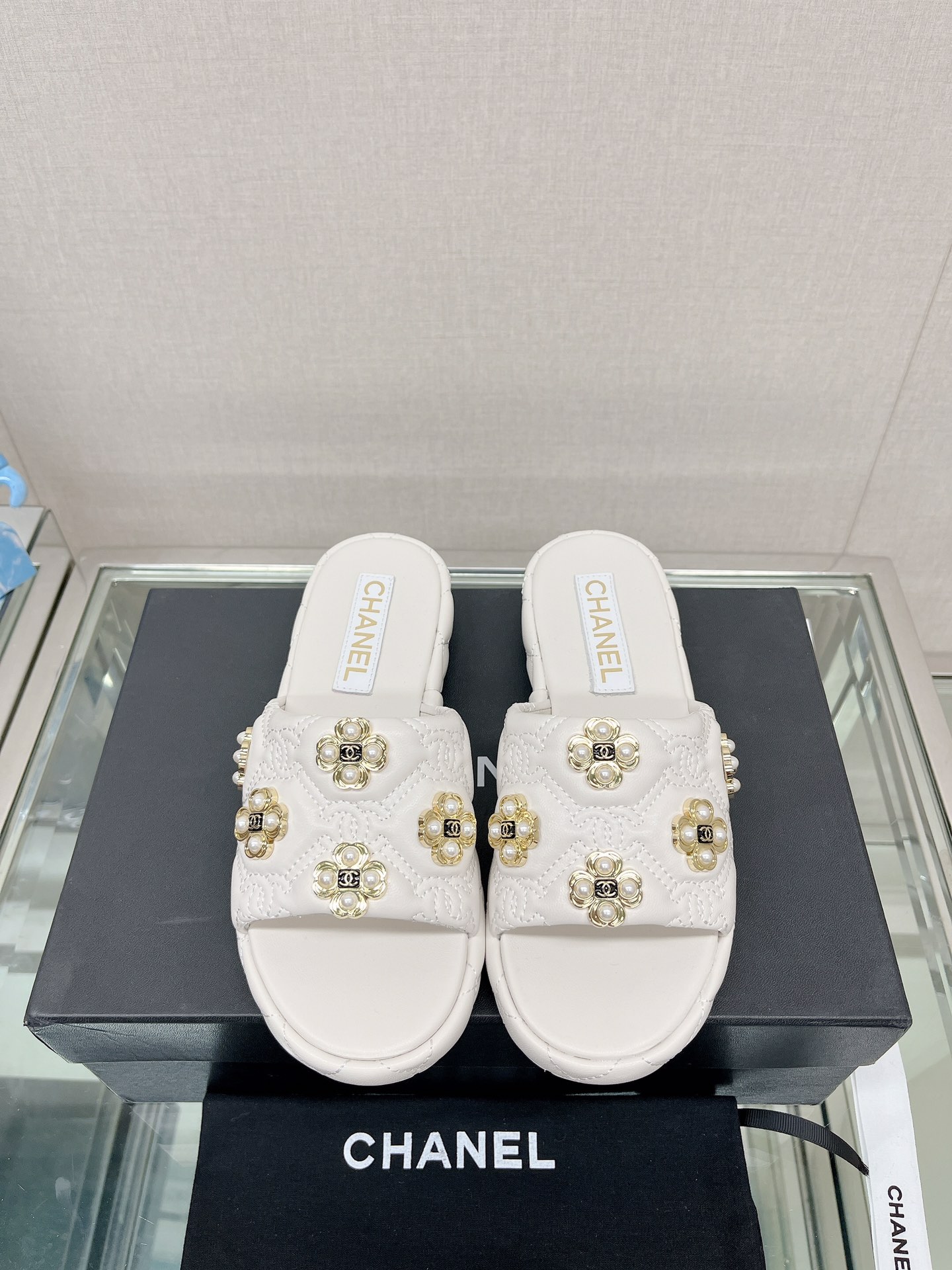 CHANEL water table thick bottom pearl flower slippers original rubber sole