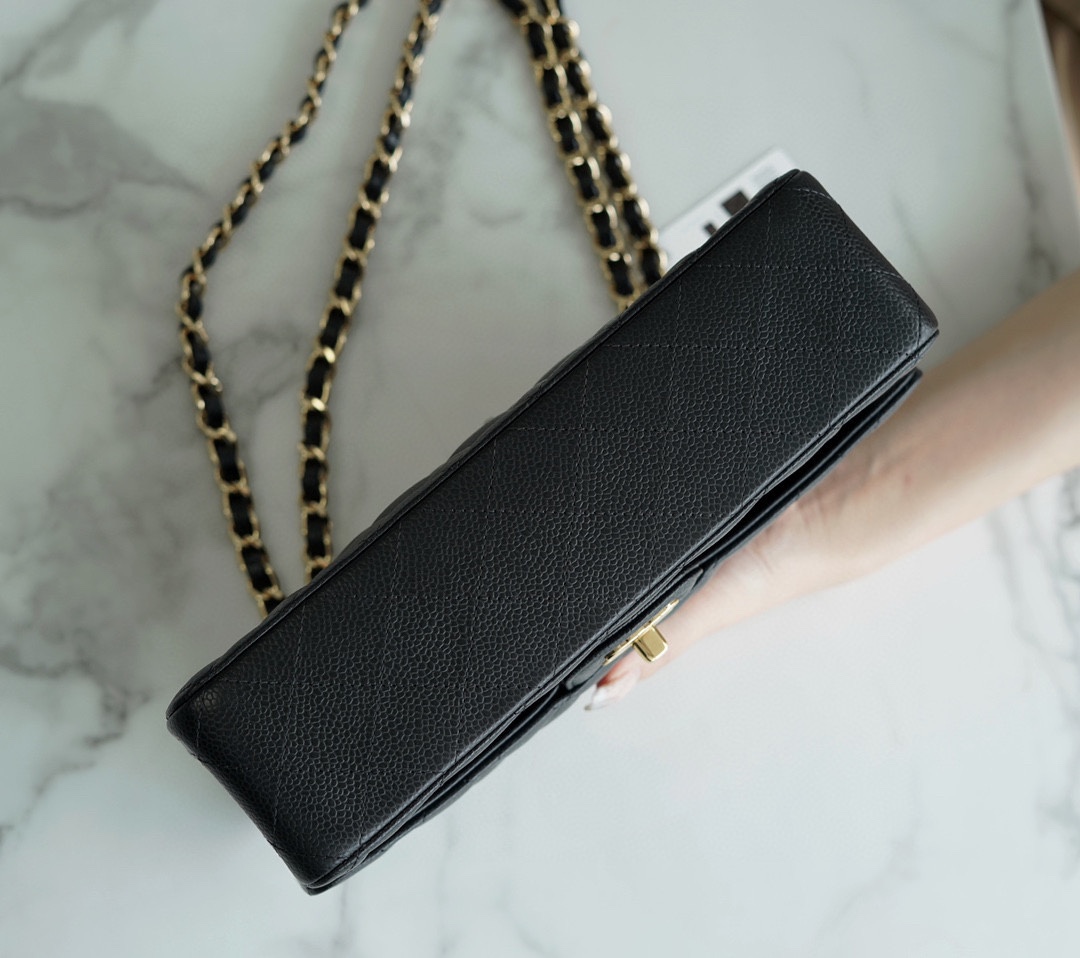 𝐂𝐇𝐀𝐍𝐄𝐋 Classic Flap France 🇫🇷 𝐇𝐚𝐚𝐬 Original Caviar 🐂 Original Lychee 🐂 Medium Gold Buckle 🖤 Black