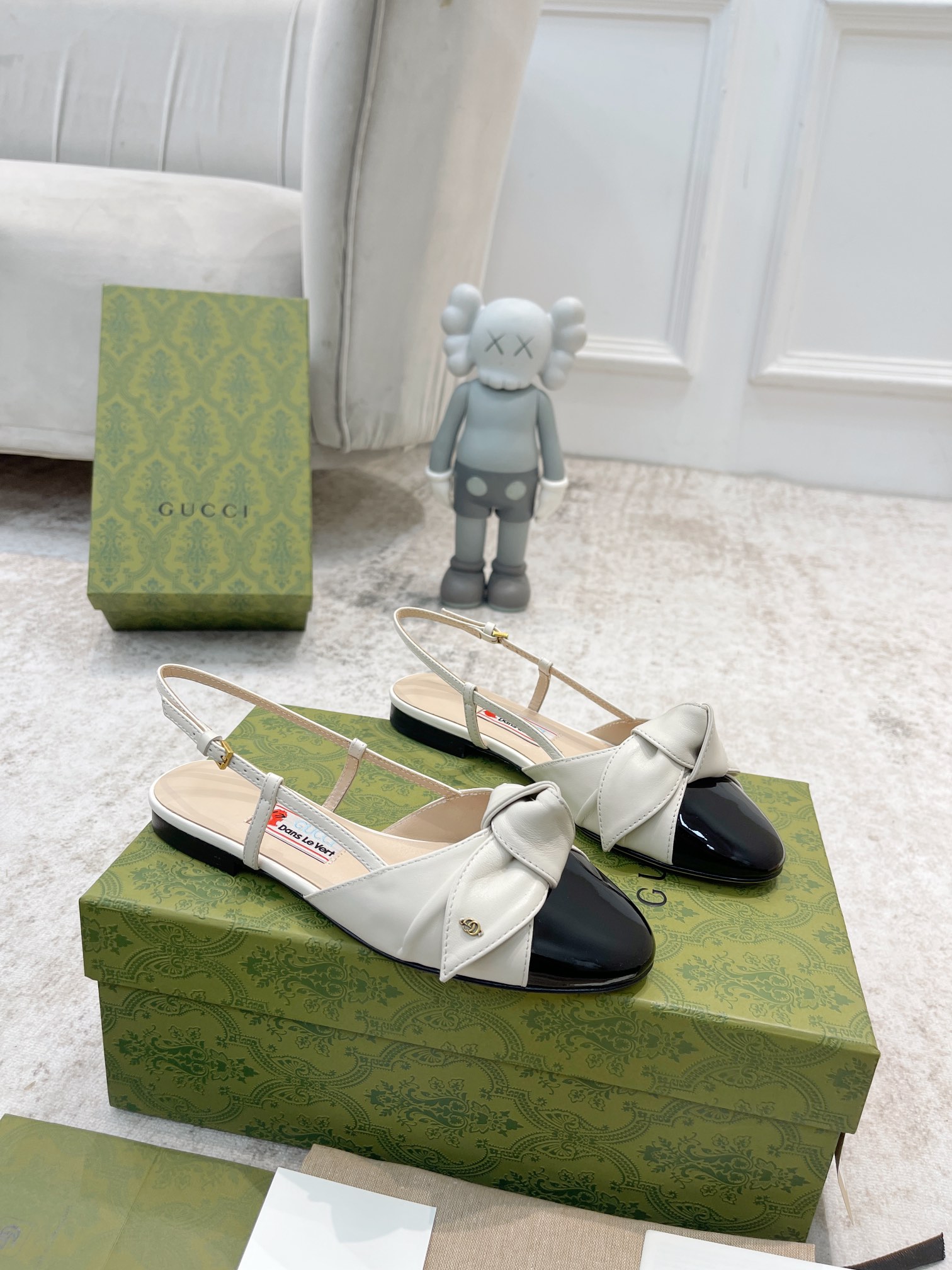 Gucci new buckle bow sandals