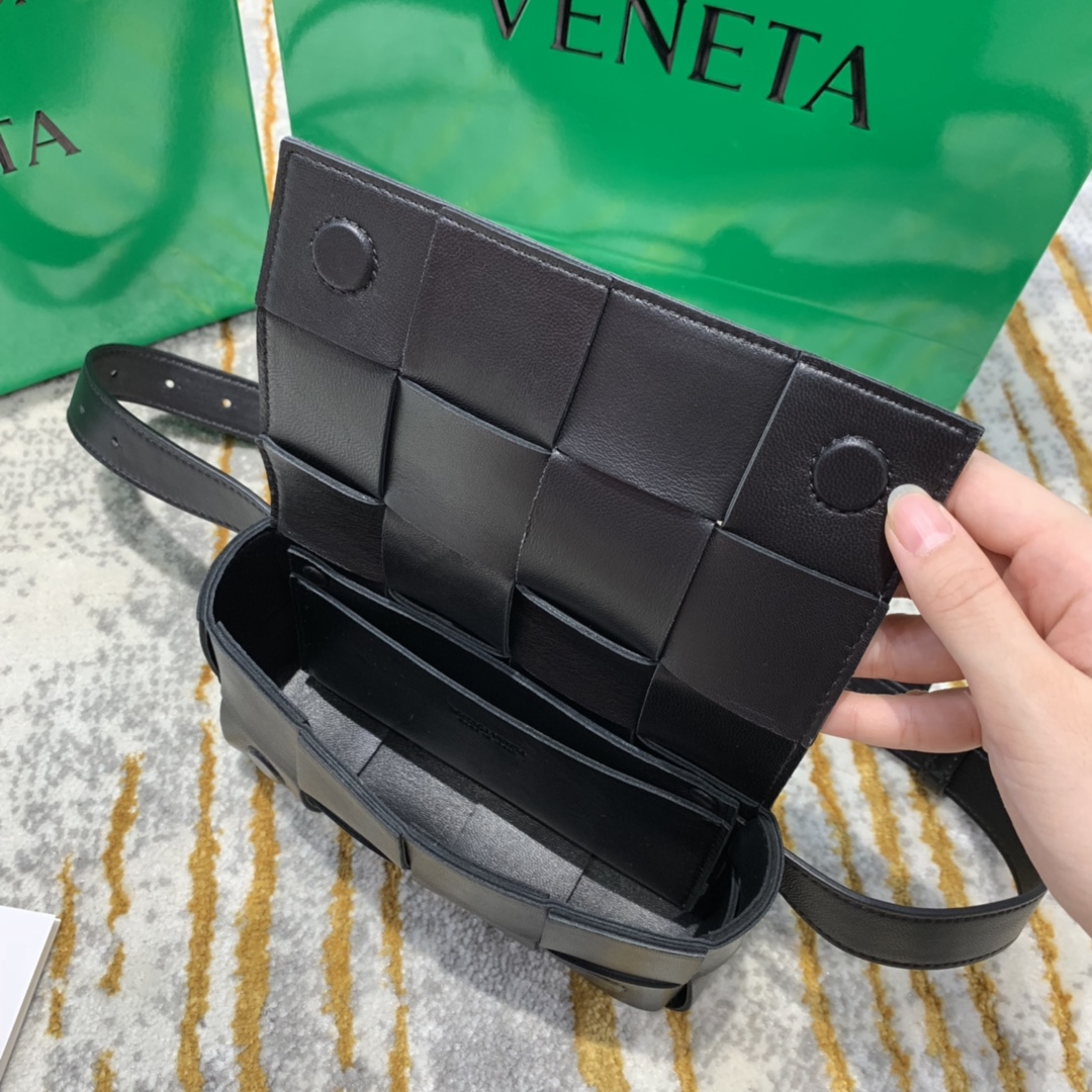 Bottega Veneta  𝗧𝗛𝗘 𝗕𝗘𝗟𝗧 𝗖𝗔𝗦𝗦𝗘𝗧𝗧𝗘 # 639367