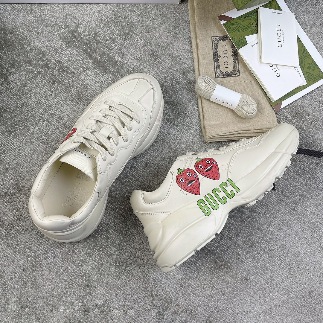 Gucci Pops This collection has a lot of flora and fauna elements Original material