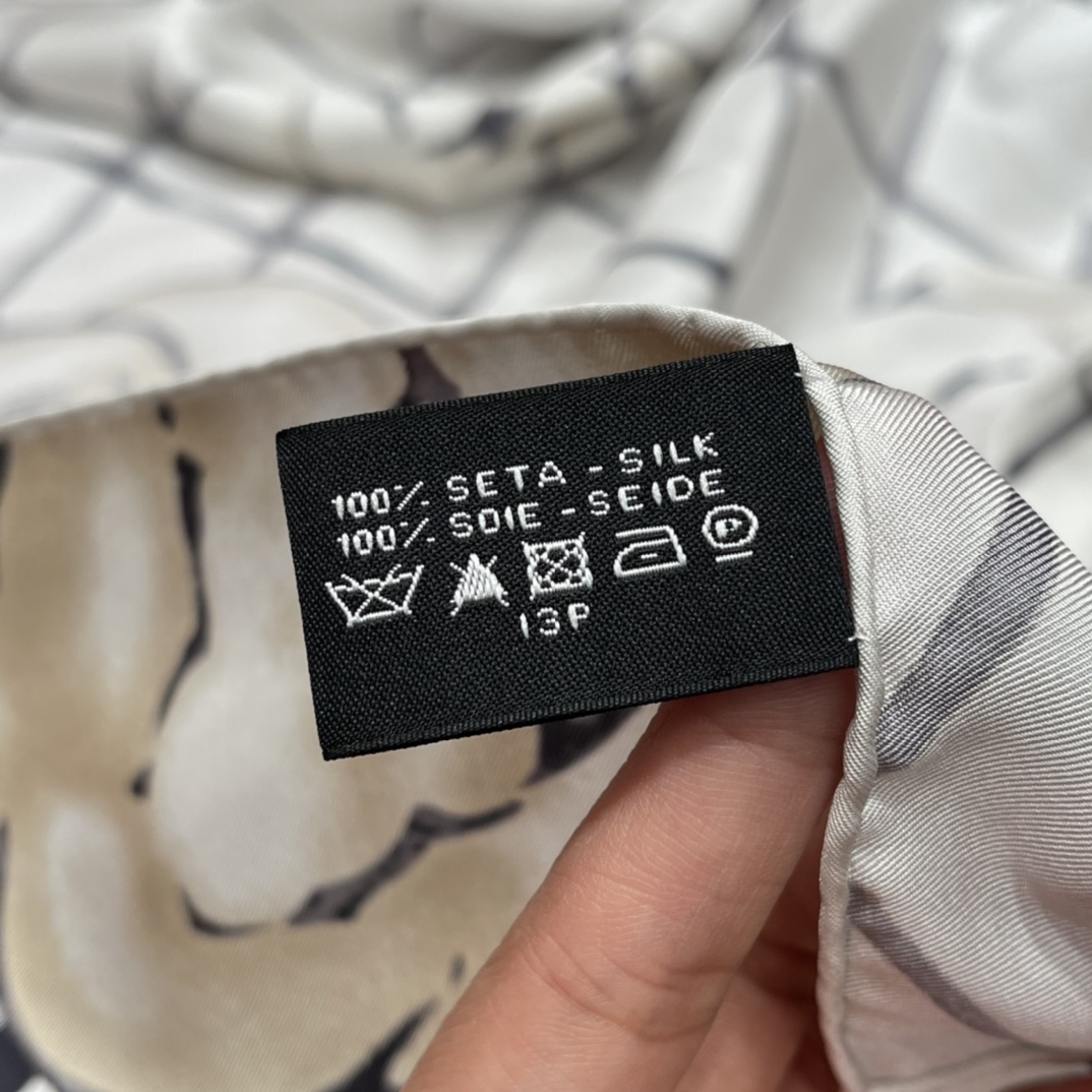 𝐂𝐡𝐚𝐧𝐞𝐥 The hottest square scarf in the camellia element 100% mulberry silk 90*90CM