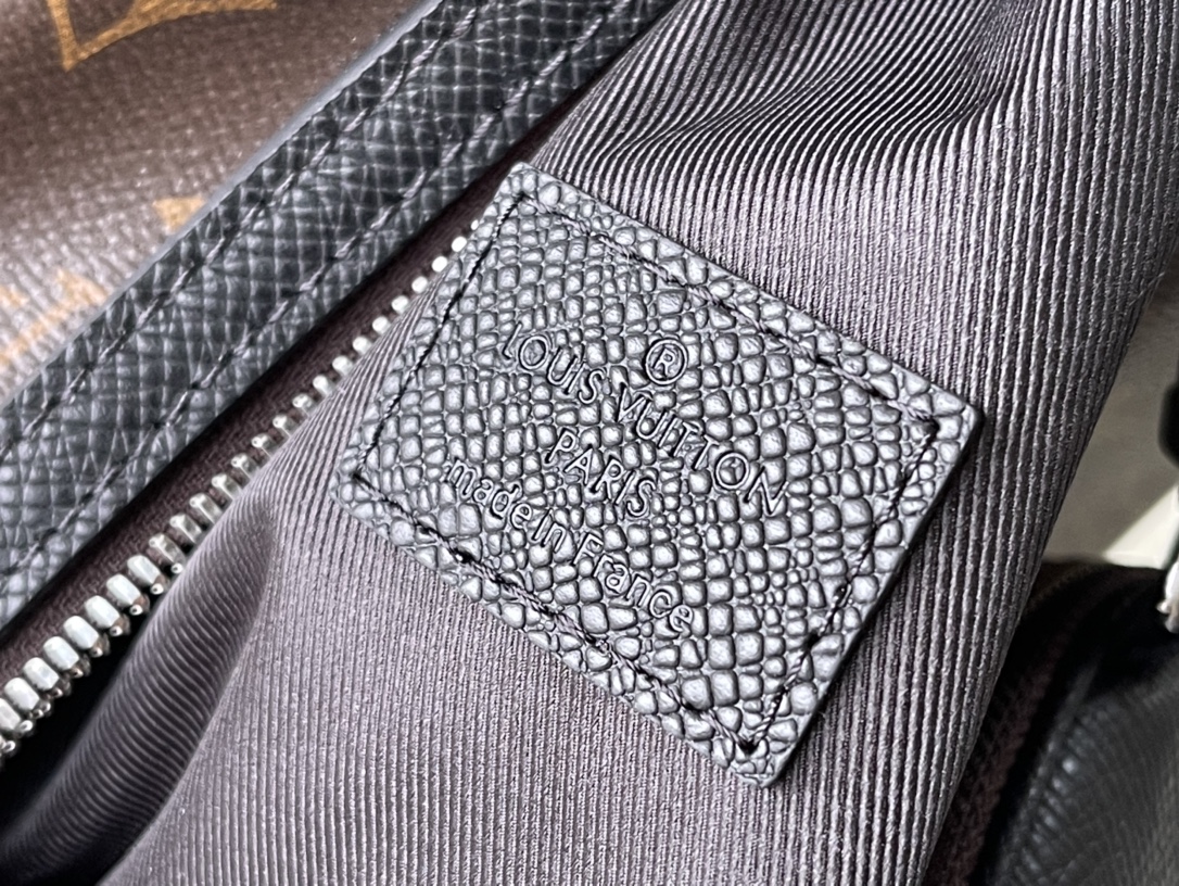 𝐋𝐎𝐔𝐈𝐒 𝐕𝐔𝐈𝐓𝐓𝐎𝐍 M30936 Presbyopia Duo Shoulder Bag Stitching