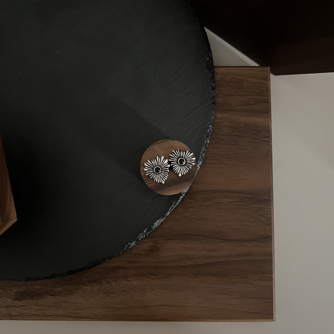 𝐆𝐮𝐜𝐜𝐢 925 Sterling Silver Interlocking Double G Black Shell Love Stud Earrings