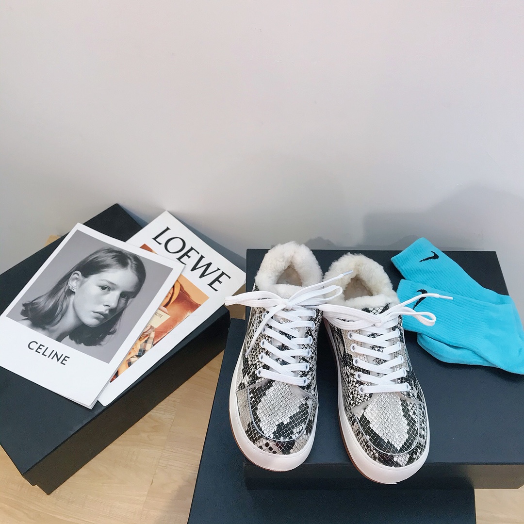 SUNNEI Italian niche brand SUNNEI, minimalist style, simple and casual, forming a relaxed fun