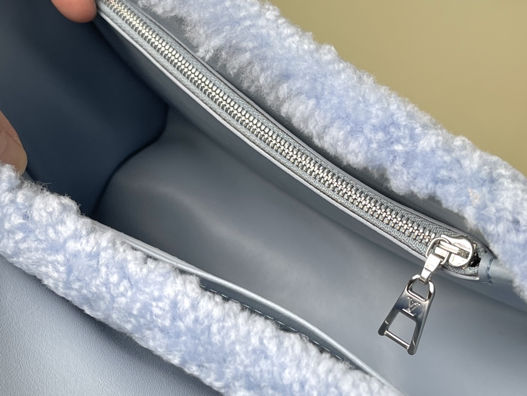 𝐋𝐎𝐔𝐈𝐒 𝐕𝐔𝐈𝐓𝐓𝐎𝐍    M21040