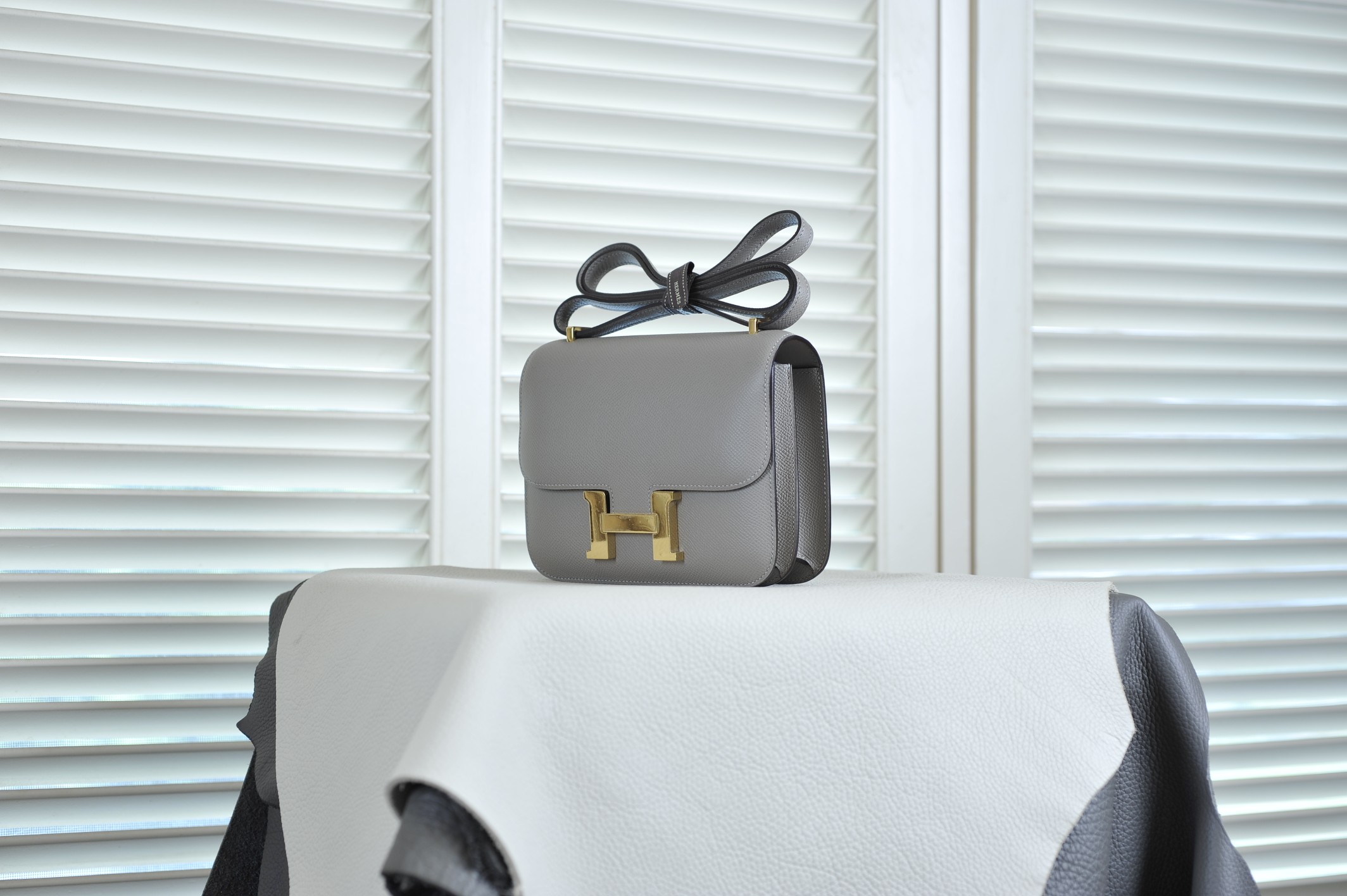 Kangkang 9 turtledove gray gold buckle epsom leather