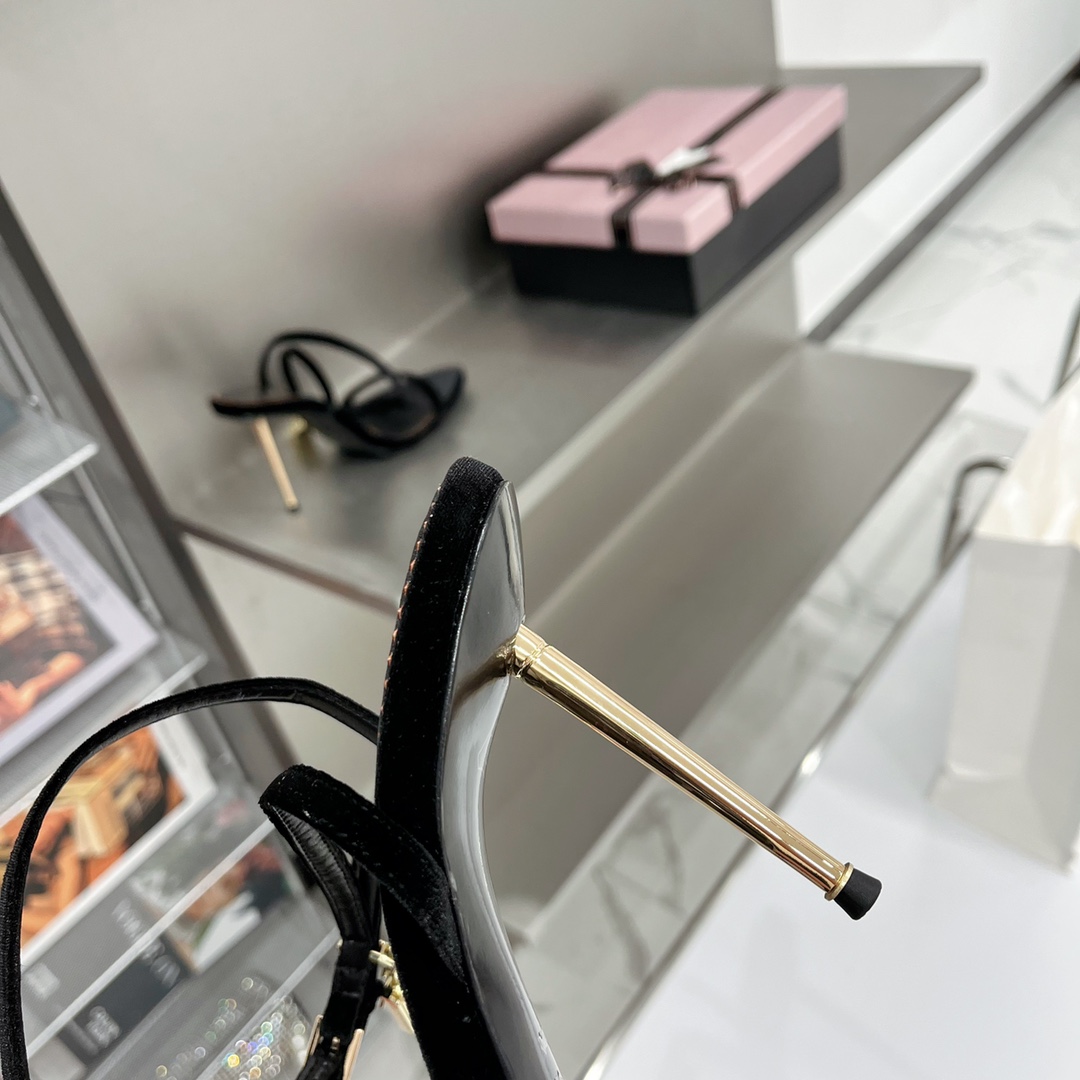 𝒕𝒐𝒎𝒇𝒐𝒓𝒅 𝟐𝟎𝟐𝟐/𝐒𝐒 𝐧𝐞𝐰 TF Tom Ford Gold Heel Padlock Sandals