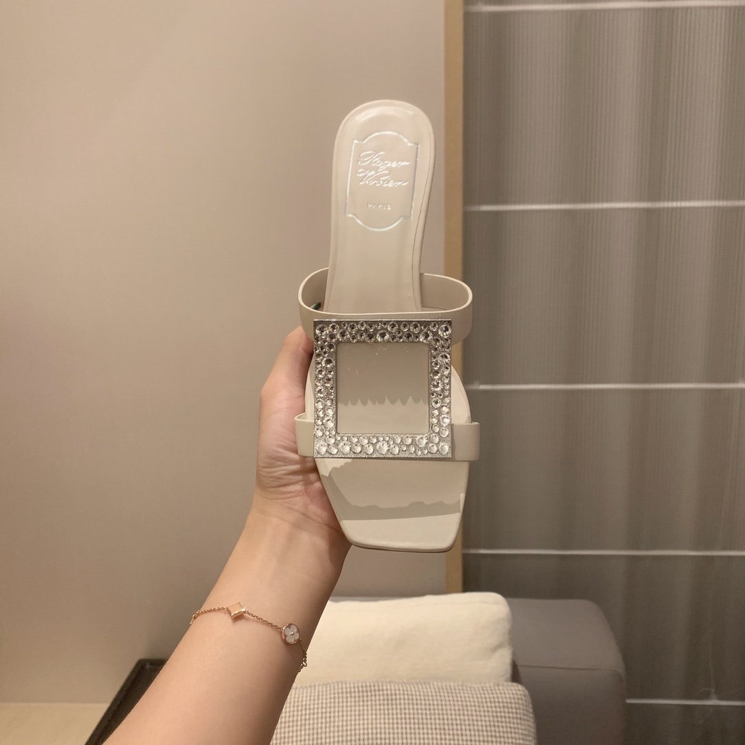 Roger vivier | 𝟐𝟎𝟐𝟏/𝐒𝐒 𝐧𝐞𝐰 2021 Summer Slippers Bikiviv' Metal Buckle PVC Mule Shoes