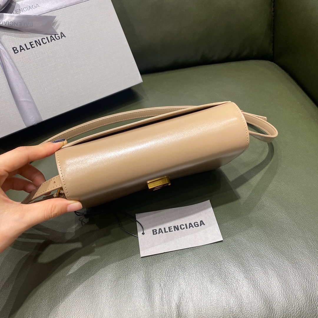 BALENCIAGA 𝘀𝗺𝗮𝗹𝗹 𝗯𝗮𝗴 Plain apricot gold buckle