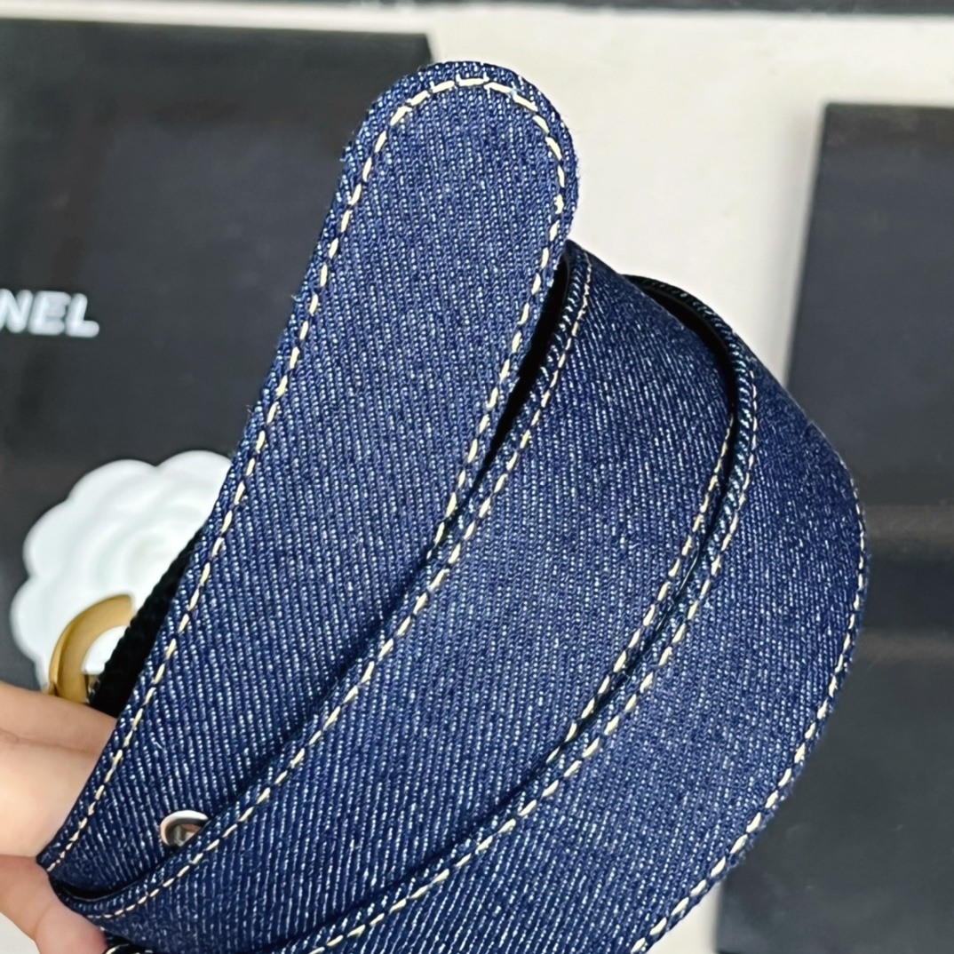 𝗖𝗛𝗔𝗡𝗘𝗟 Classic denim blue belt