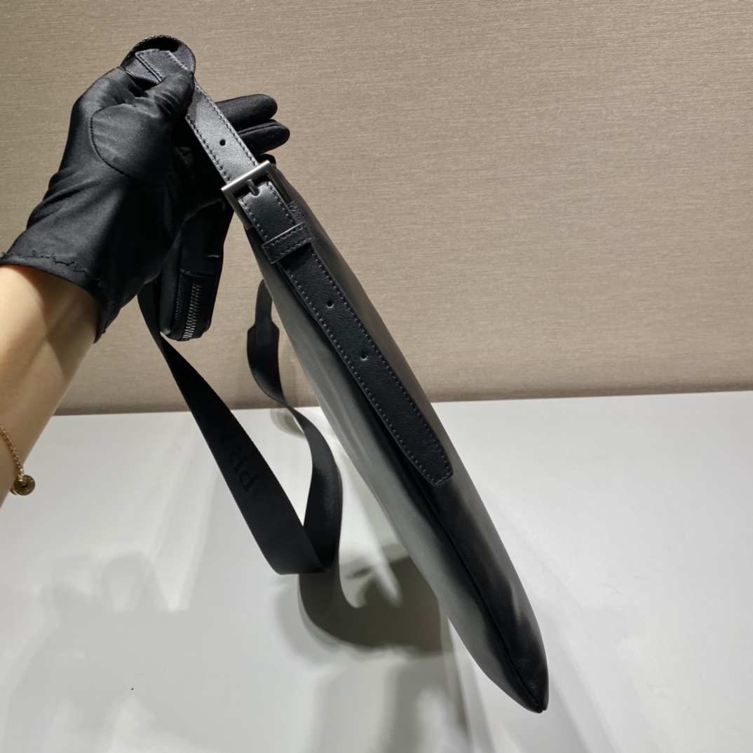 𝐏𝐑𝐀𝐃𝐀 New men's bag 2VH121