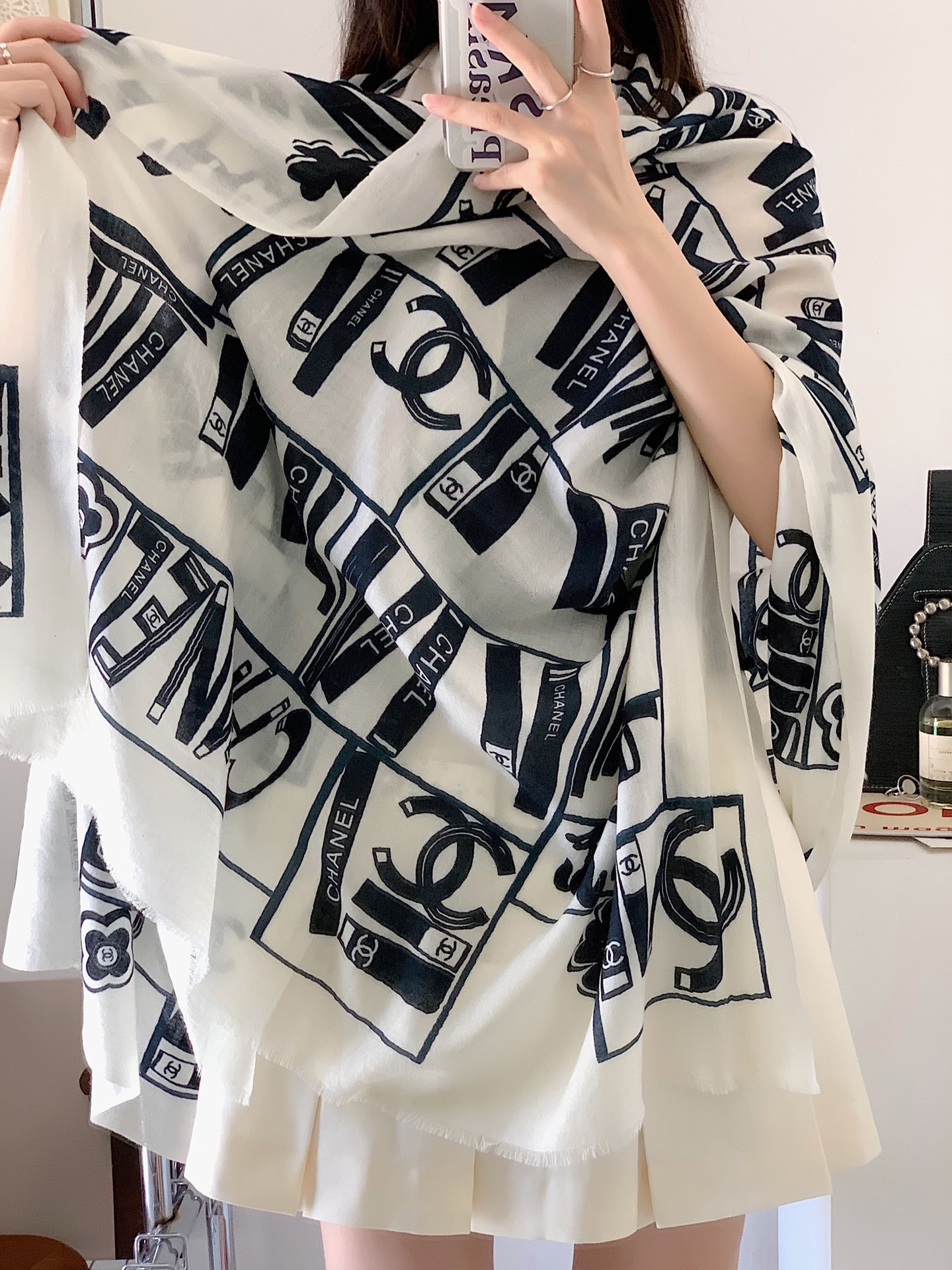 𝐂𝐡𝐚𝐧𝐞𝐥 cashmere scarf