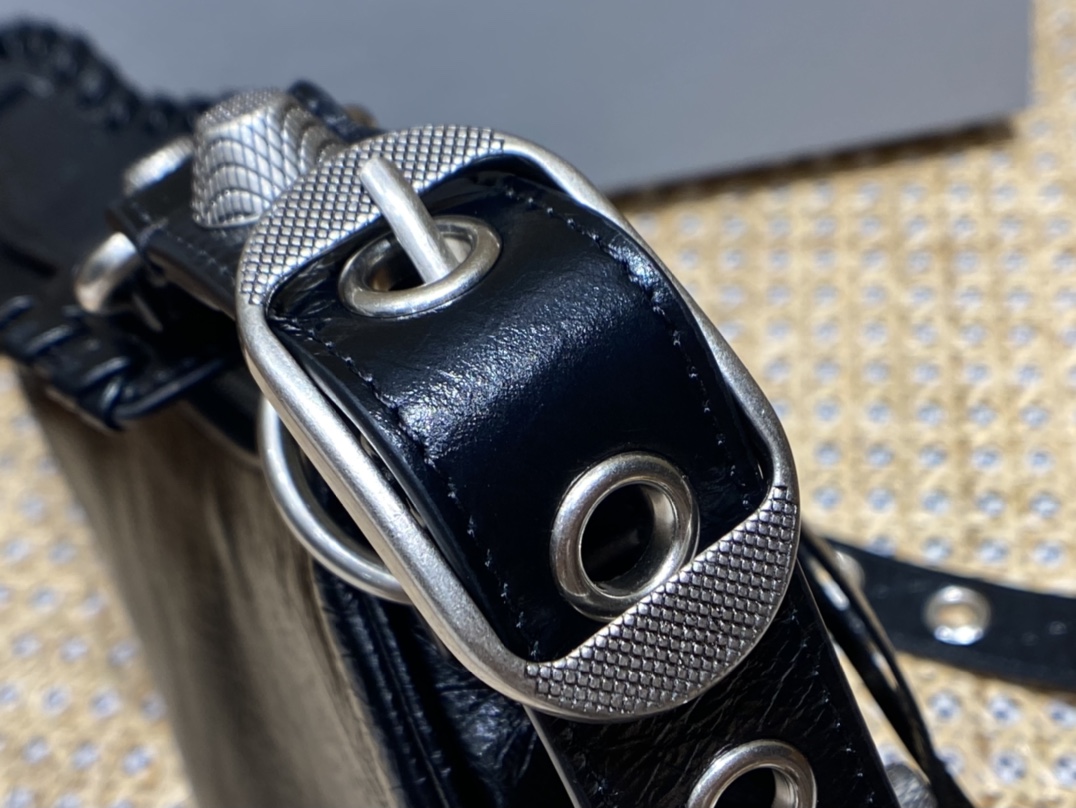 BALENCIAGA 𝐋𝐞 𝐂𝐚𝐠𝐨𝐥𝐞 Moon Bag