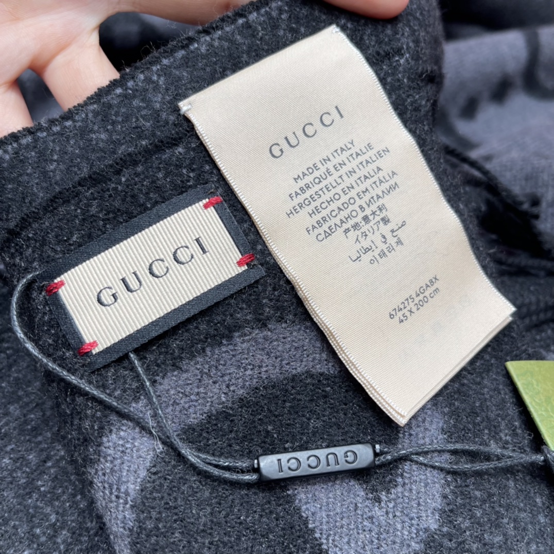 GUCCI Double-sided big 𝐆 tassel scarf 100% cashmere