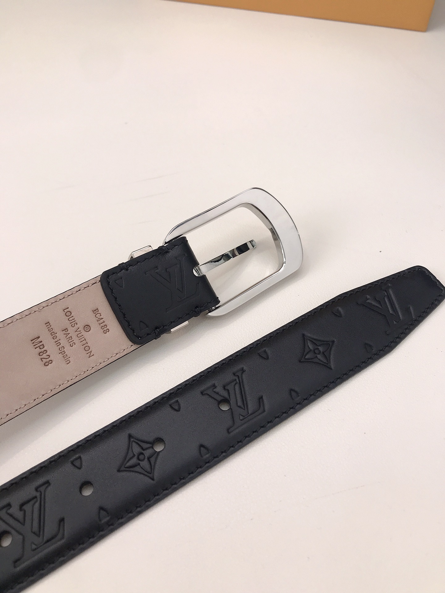 LOUIS VUITTO belt is double-sided with Italian original custom imported cowhide embossing