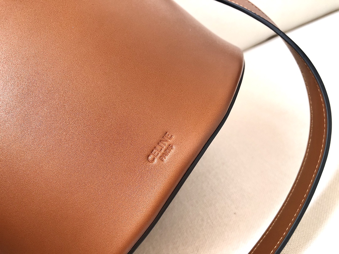 𝐂𝐂𝐞𝐥𝐢𝐧𝐞 BUCKET MAILLON TRIOMPHE cow leather bucket bag