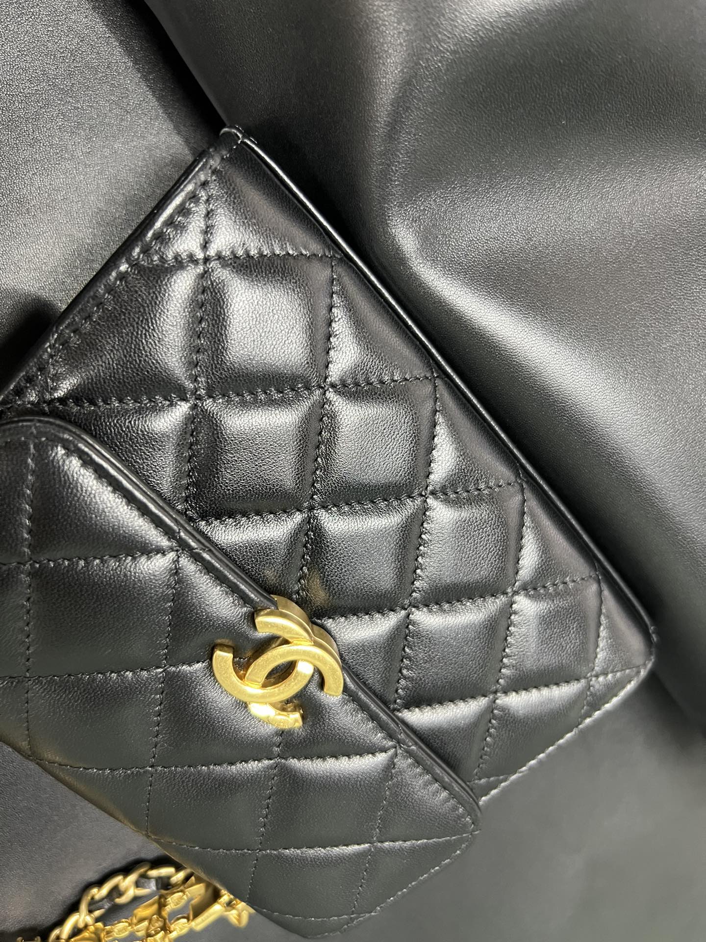 𝗖𝗛𝗔𝗘𝗡𝗟✦ 𝟮𝟮𝐒 Enamel Handle Chain Bag black