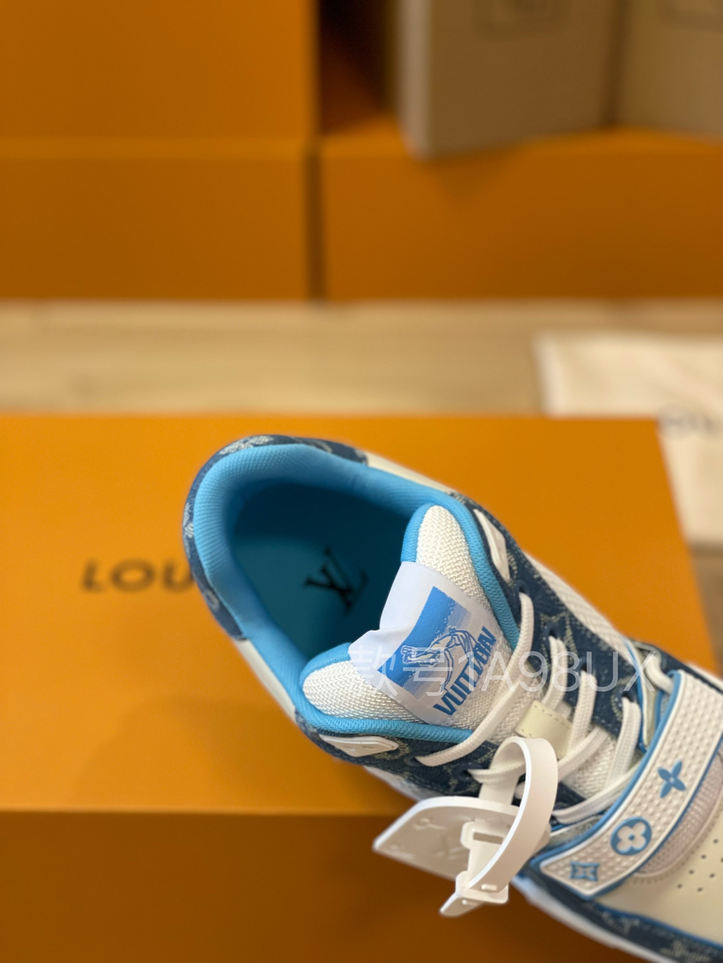 Louis Vuitton Trainer sneakers for couples, style 1A98UX