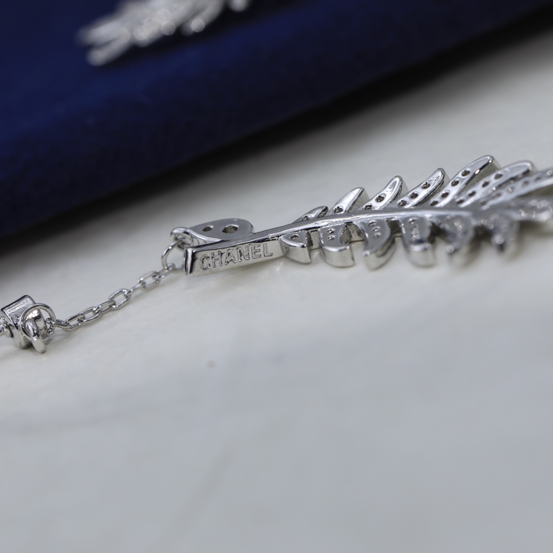 CHANEL🇫🇷Xiaoxiang Hollow Feather Stud Earrings Full Diamond Version Silver Needle