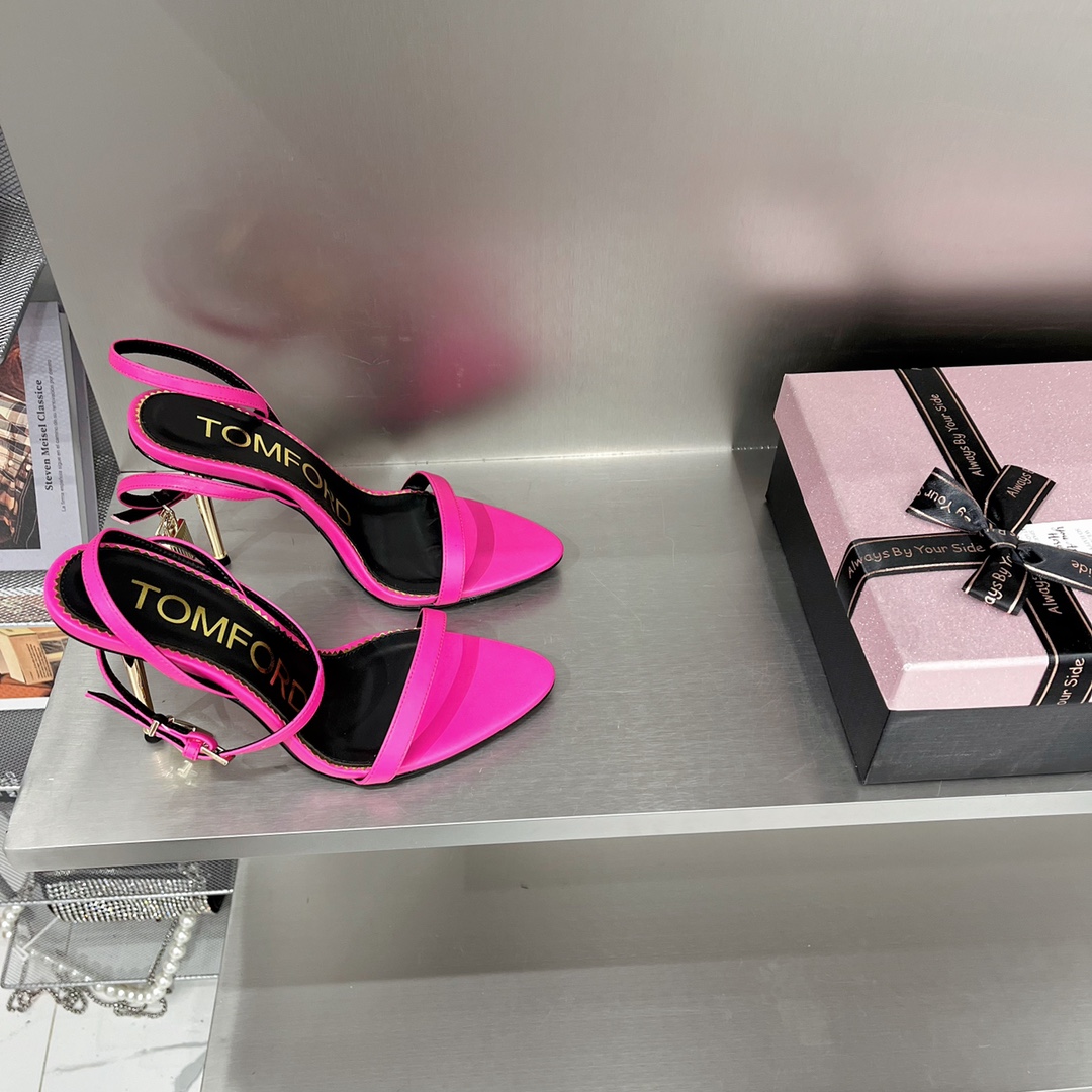 𝒕𝒐𝒎𝒇𝒐𝒓𝒅 𝟐𝟎𝟐𝟐/𝐒𝐒 𝐧𝐞𝐰 TF Tom Ford Gold Heel Padlock Sandals