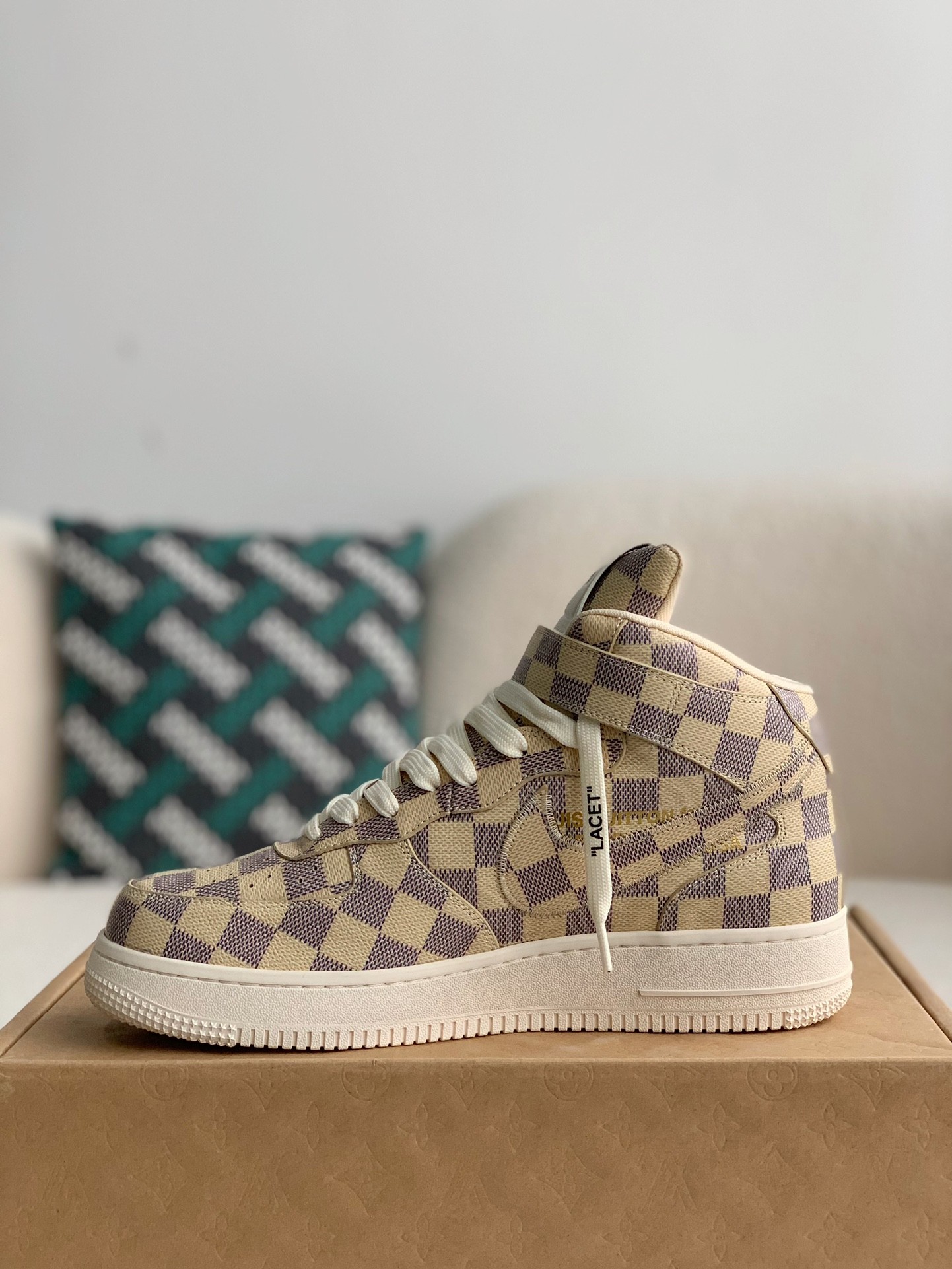 LOUIS VUITTON X NIKE AIR FORCE 1 high Sneaker