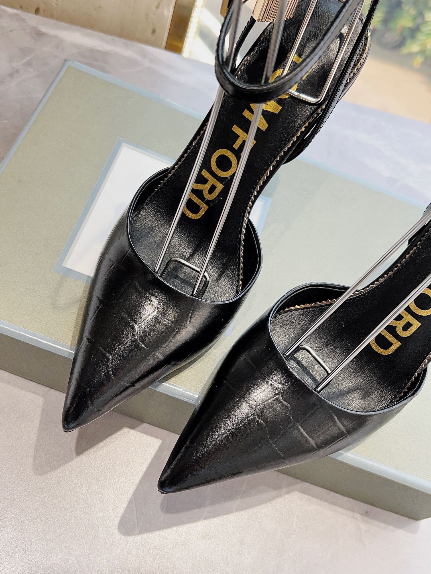 𝐓𝐎𝐌𝐅𝐎𝐑𝐃｜𝟐𝟎𝟐𝟑𝐒𝐒/𝐧𝐞𝐰  Dolce & Ga women's jeweled buckle jacquard raglan heels