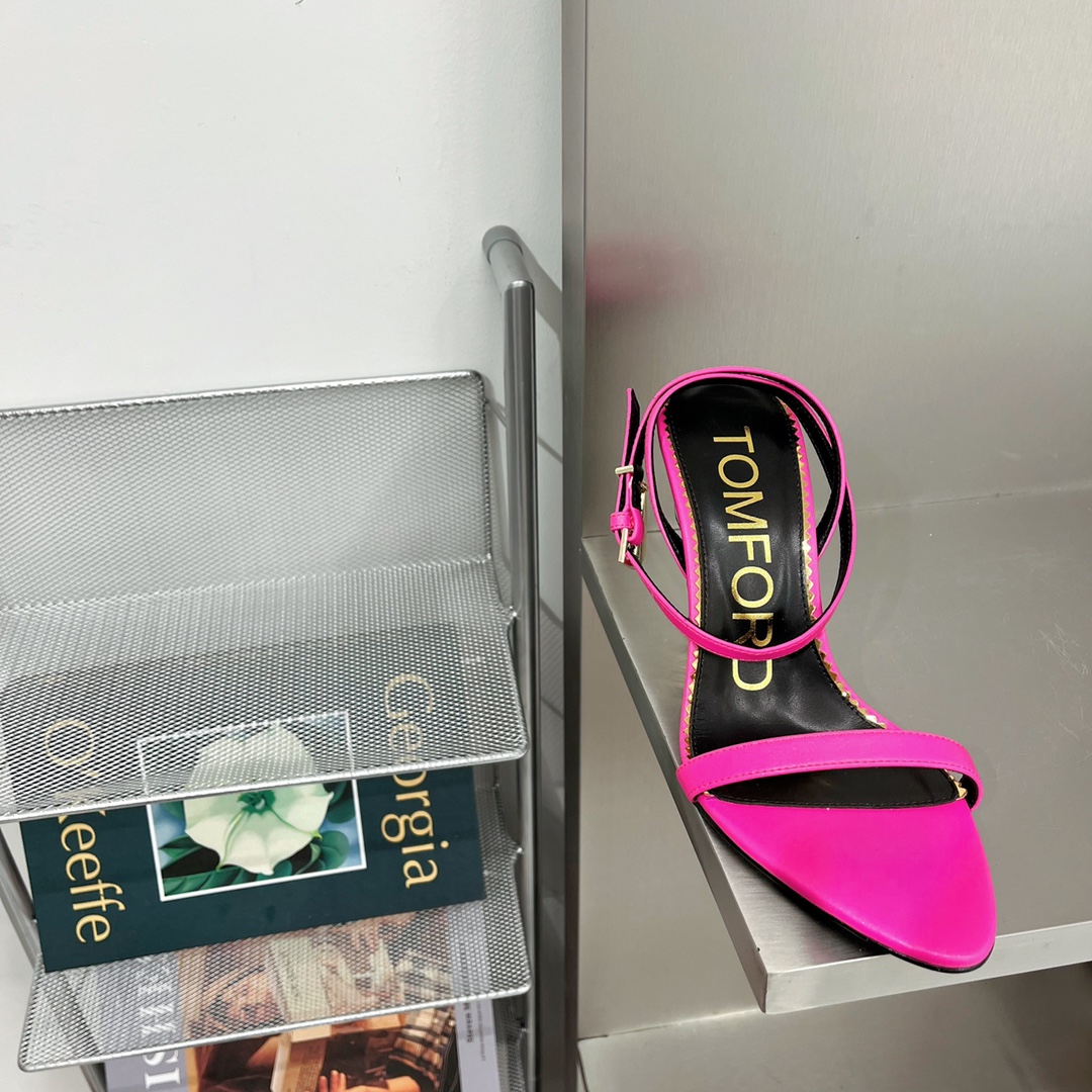 𝒕𝒐𝒎𝒇𝒐𝒓𝒅 𝟐𝟎𝟐𝟐/𝐒𝐒 𝐧𝐞𝐰 TF Tom Ford Gold Heel Padlock Sandals