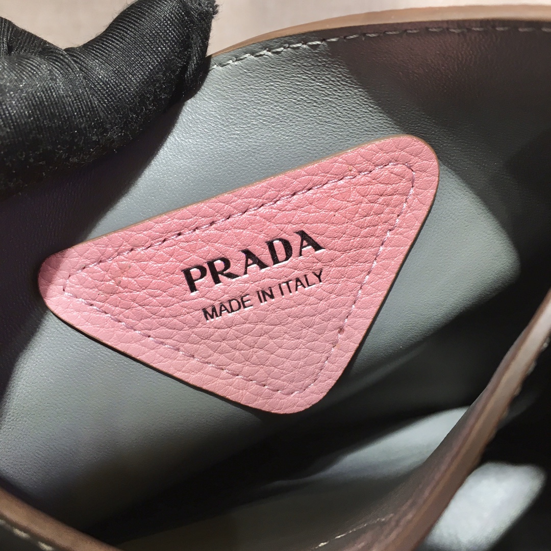 𝐏𝐑𝐀𝐃𝐀 New Bucket Bag