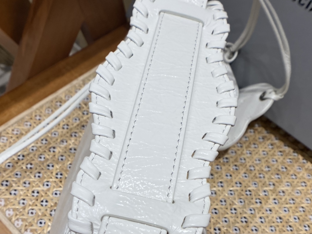 BALENCIAGA 𝐋𝐞 𝐂𝐚𝐠𝐨𝐥𝐞 Moon Bag