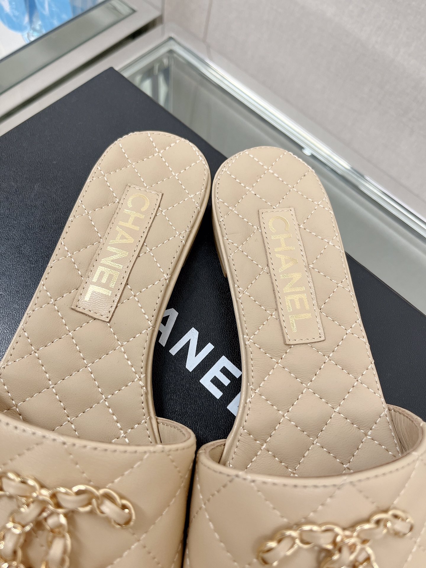 CHANEL 23Ss new diamond check chain double C buckle metal heel slippers sheepskin lining