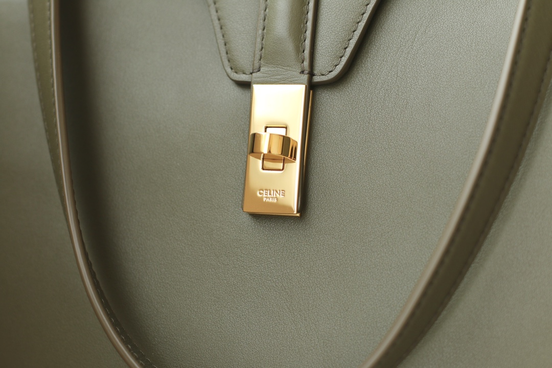 𝐂𝐞𝐥𝐢𝐧𝐞 soft 16 large soft bag in smooth calfskin