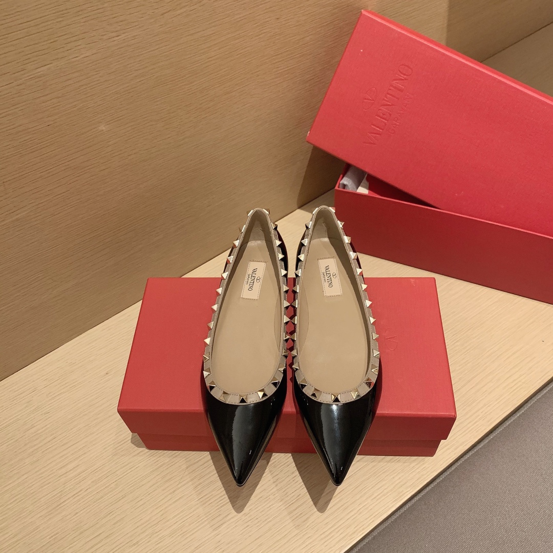 【Valentino】𝟐𝟎𝟐𝟏/𝐒𝐒 𝐧𝐞𝐰 Valentino studded flat shoes top version OEM level exclusive models