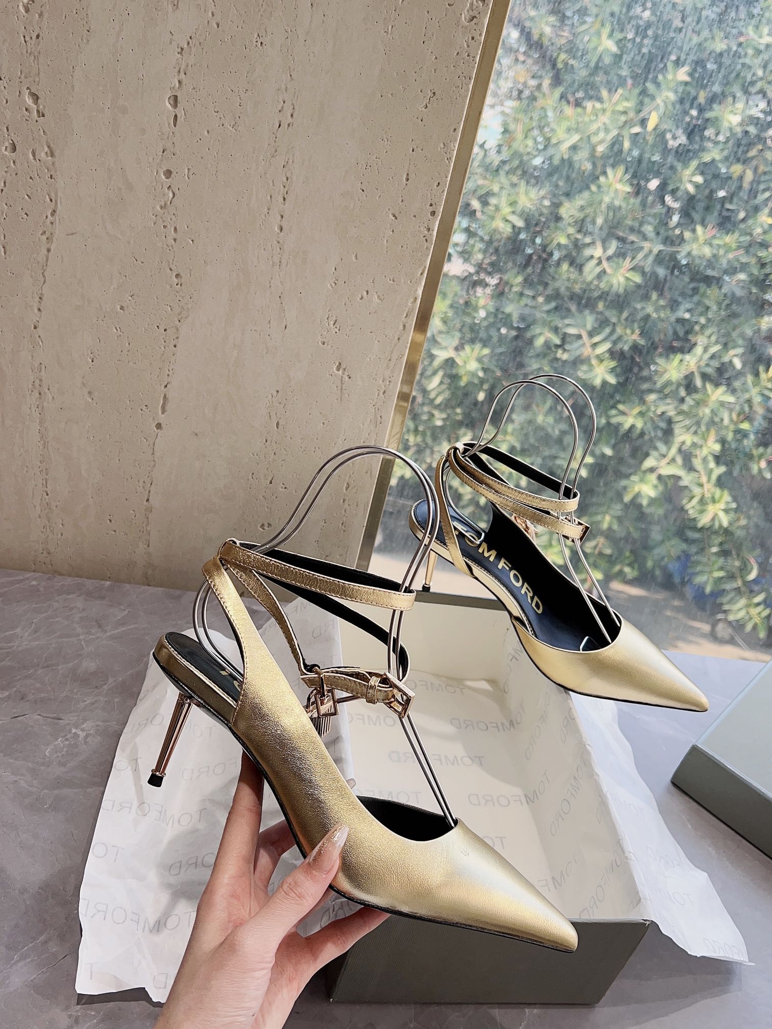 𝐓𝐎𝐌𝐅𝐎𝐑𝐃｜𝟐𝟎𝟐𝟑𝐒𝐒/𝐧𝐞𝐰  Dolce & Ga women's jeweled buckle jacquard raglan heels