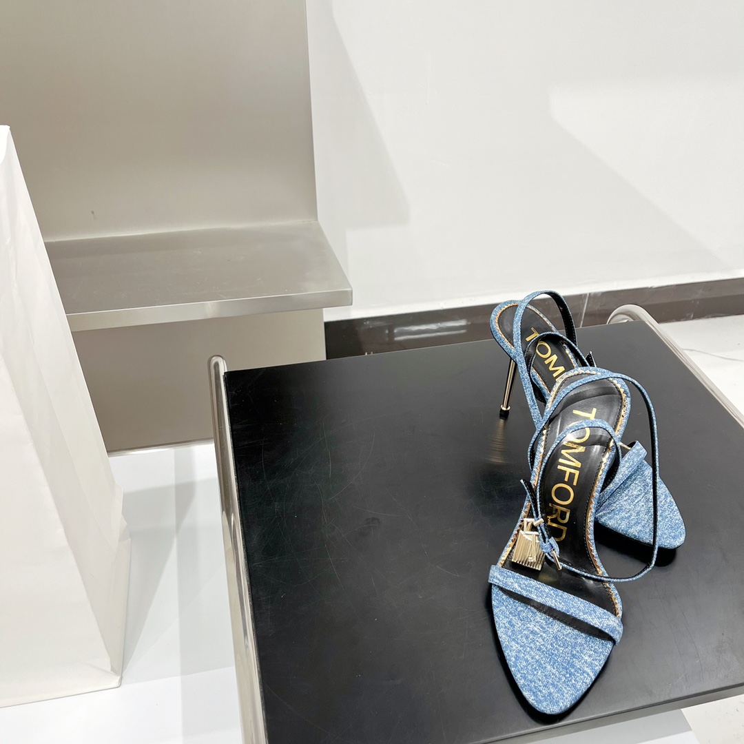 𝒕𝒐𝒎𝒇𝒐𝒓𝒅 𝟐𝟎𝟐𝟐/𝐒𝐒 𝐧𝐞𝐰 TF Tom Ford Gold Heel Padlock Sandals