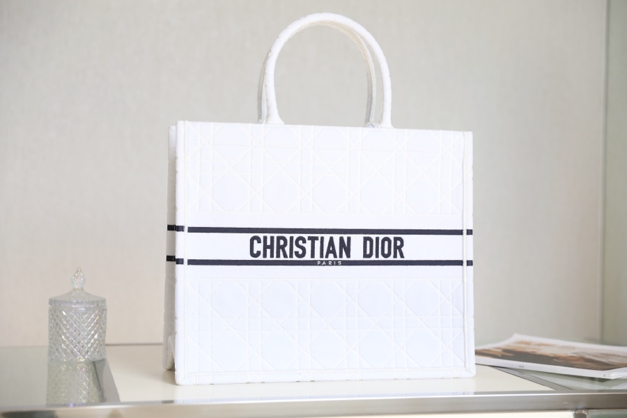 DIOR TOTE embroidered vine check white