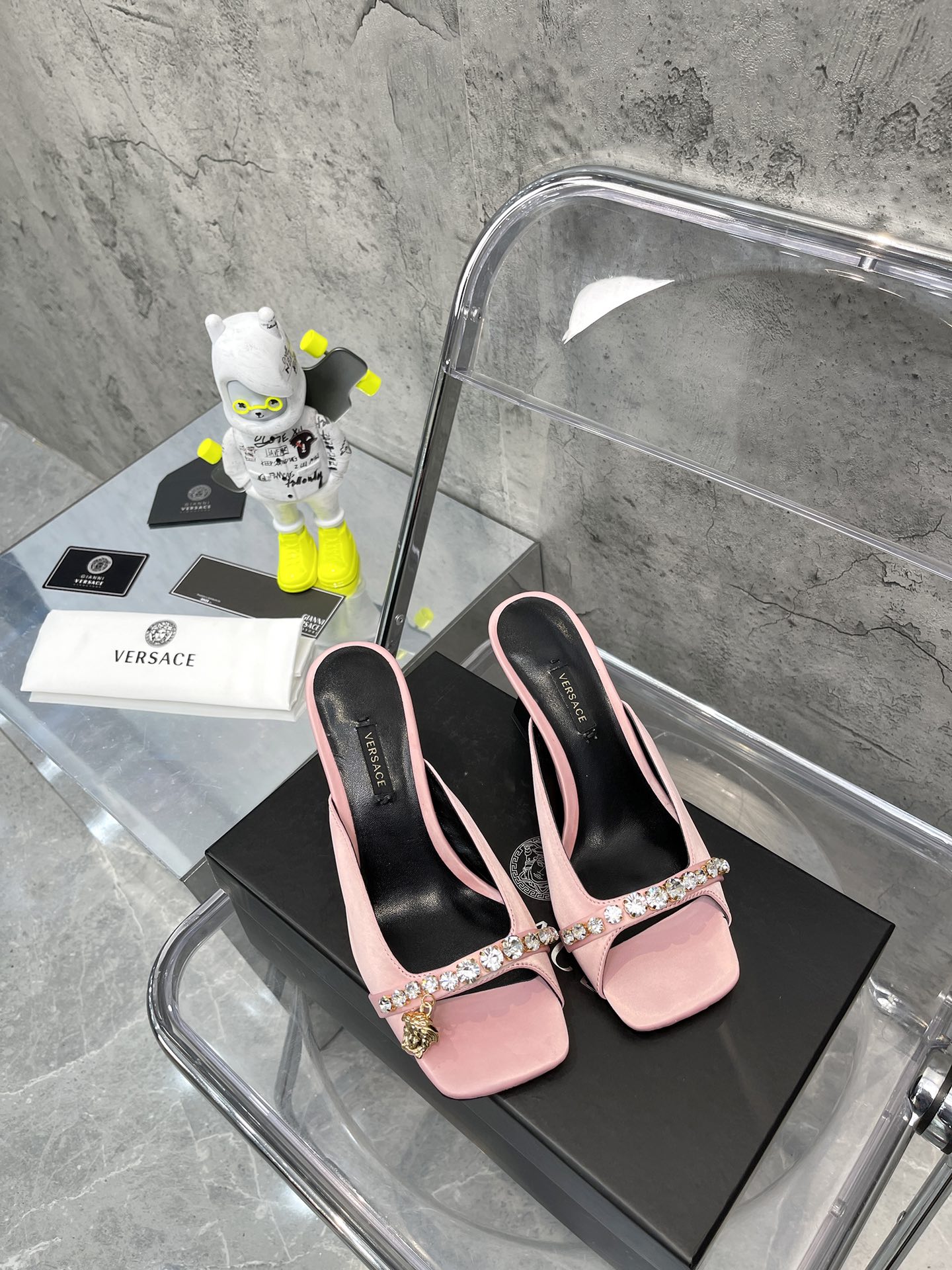 𝐕𝐞𝐫𝐬𝐚𝐜𝐞｜𝟐𝟎𝟐𝟐/𝐒𝐒 𝐧𝐞𝐰 Gold LA MEDUSA string with sparkling crystal ribbon