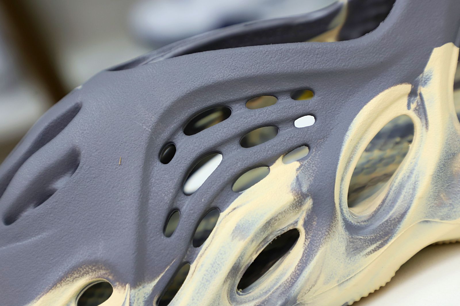 YEEZY FOAM RUNNER MXT MOON GREY