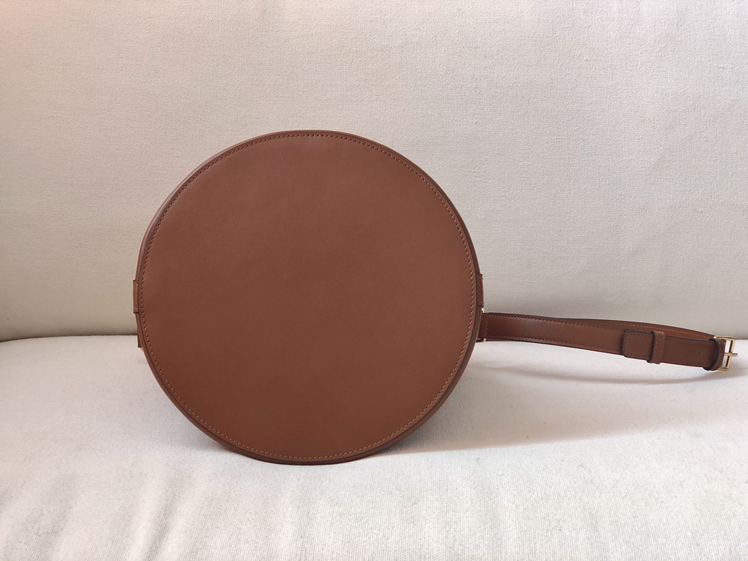 𝐂𝐂𝐞𝐥𝐢𝐧𝐞 BUCKET MAILLON TRIOMPHE cow leather bucket bag