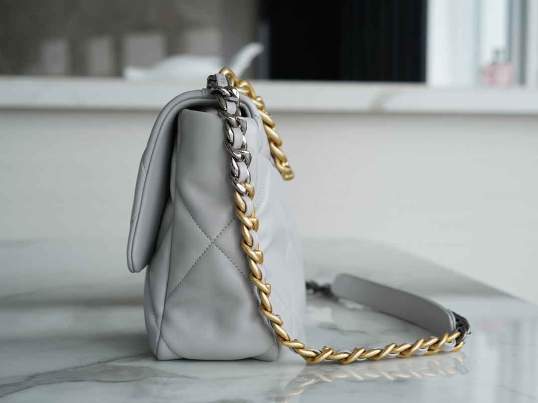 𝗖𝗛𝗔𝗡𝗘𝗟 ❶❾ 𝗕𝗔𝗚 Original lambskin series ❥ Genuine leather ❥ Medium ❥New fall and winter color light gray 🐘