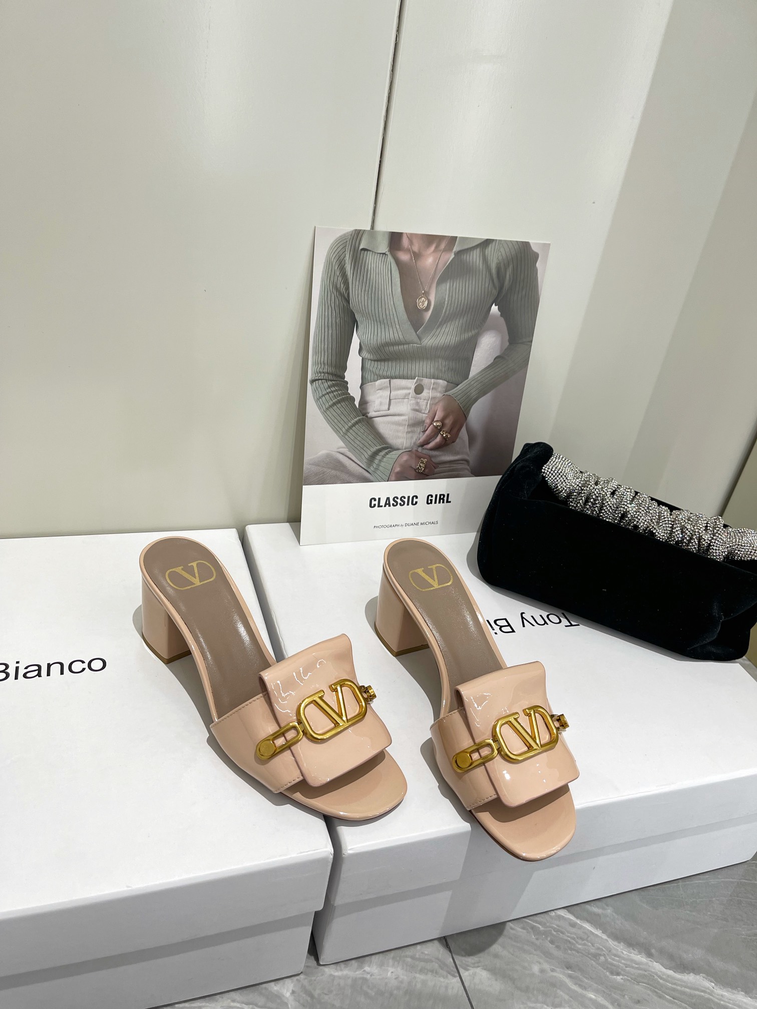 【Valentino】𝟐𝟎𝟐𝟏/𝐒𝐒 𝐧𝐞𝐰  Valentino 2022 / fw spring and summer new women's slippers
