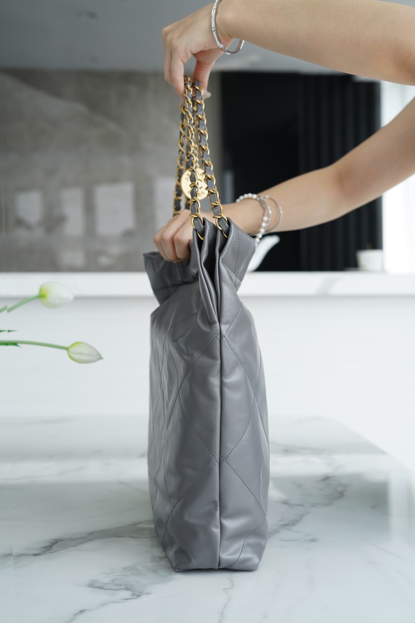 𝗖𝗛𝗔𝗘𝗡𝗟✦𝟐𝟐𝗣Spring/Summer New 𝟐𝟐Handbag Genuine Tail Leather Medium Premium Gray