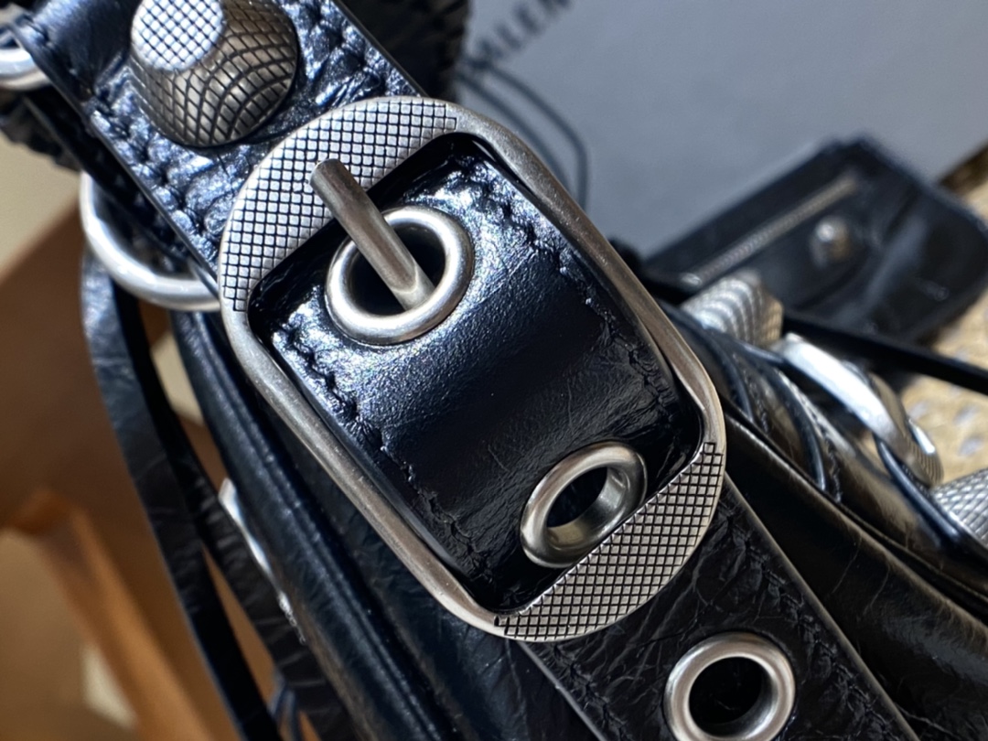 BALENCIAGA 𝐋𝐞 𝐂𝐚𝐠𝐨𝐥𝐞 Moon Bag