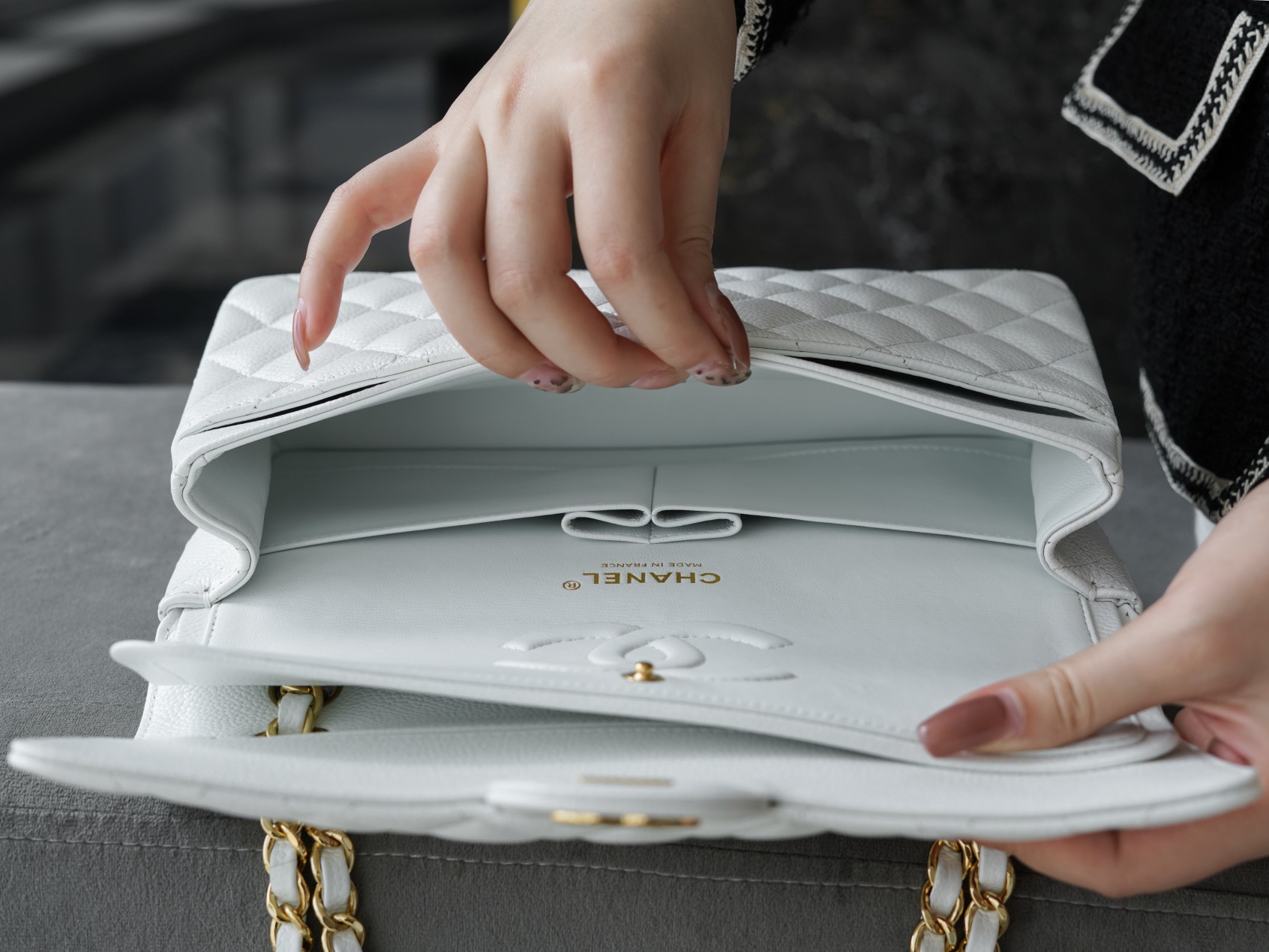 𝐂𝐇𝐀𝐍𝐄𝐋 Classic Flap France 🇫🇷 𝐇𝐚𝐚𝐬 Original Caviar🐂 Custom Calfskin Classic Mouth Flap Bag Medium Gold Buckle White