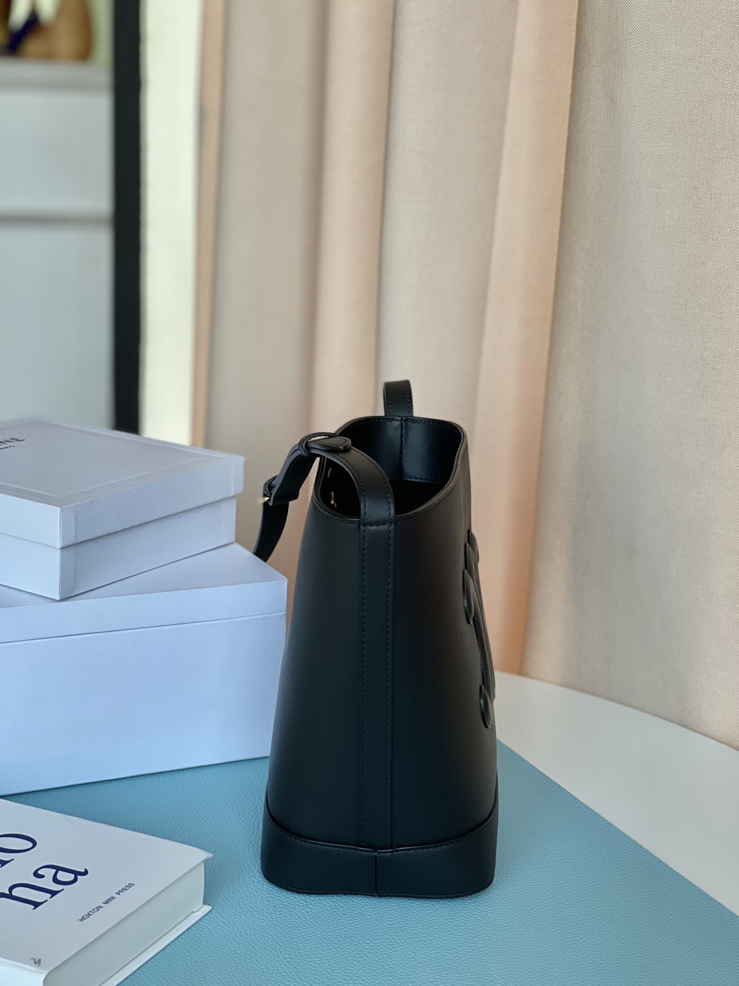 𝐂𝐞𝐥𝐢𝐧𝐞 CUIR TRIOMPHE Small smooth calfskin bucket bag