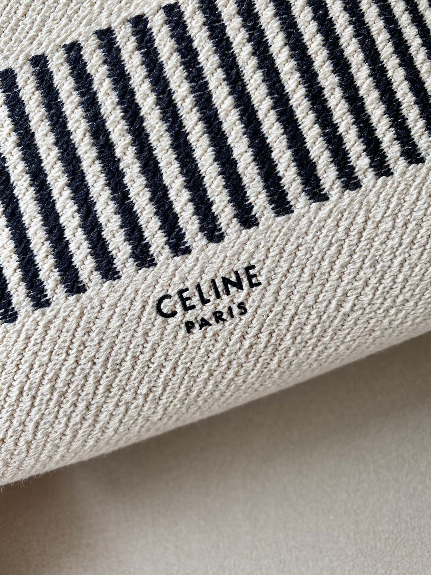 𝐂𝐞𝐥𝐢𝐧𝐞 SANGLE BUCKET Small wide striped fabric bucket bag