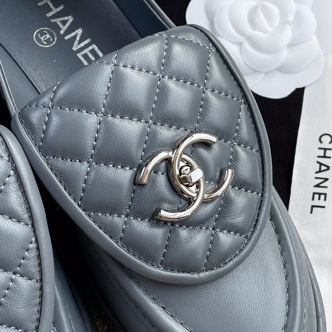 CHANEL a little retro with a flip-flop design through the dye leather sole